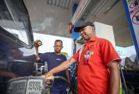 Petugas SPBU Pertamina melayani pengisian BBM ke kendaraan konsumen di salah satu SPBU di Pulau Flores, Nusa Tenggara Timur. PT Pertamina Patra Niaga memastikan 100% atau seluruh 56 SPBU di daratan Flores telah kembali beroperasi normal pascagempa bumi yang melanda wilayah tersebut. (Foto: Dok. Pertamina)