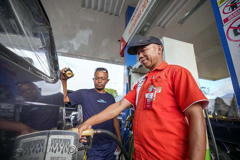Petugas SPBU Pertamina melayani pengisian BBM ke kendaraan konsumen di salah satu SPBU di Pulau Flores, Nusa Tenggara Timur. PT Pertamina Patra Niaga memastikan 100% atau seluruh 56 SPBU di daratan Flores telah kembali beroperasi normal pascagempa bumi yang melanda wilayah tersebut. (Foto: Dok. Pertamina)